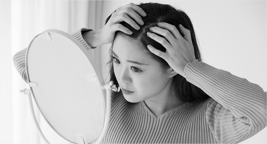 頭皮トラブルに悩む様子